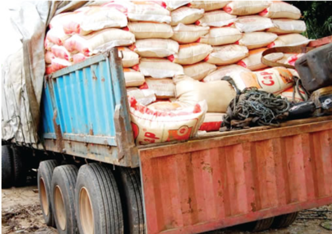 Lagosians throw stones at Customs officers after seizure of  rice bags